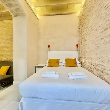 Click Triana - Patio Privado Apartment Seville Exterior photo